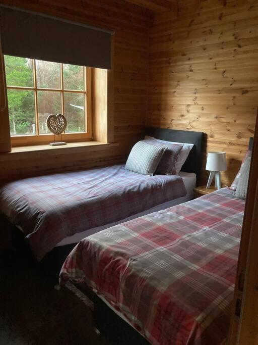 Red Squirrel Log Cabin With Hot Tub Keith Exteriér fotografie