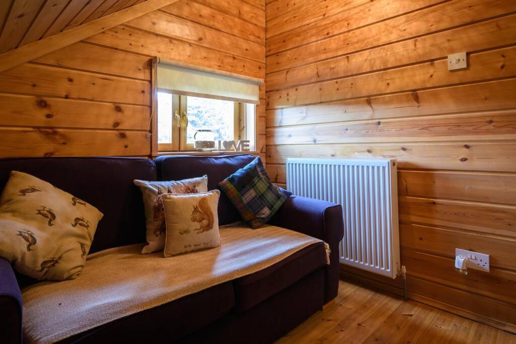 Red Squirrel Log Cabin With Hot Tub Keith Exteriér fotografie