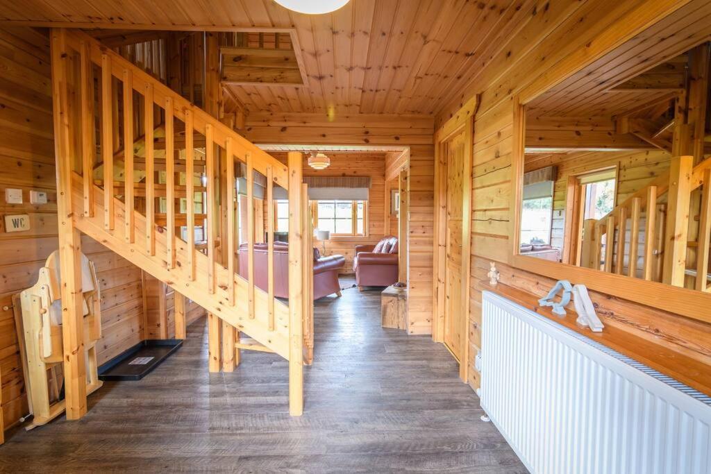Red Squirrel Log Cabin With Hot Tub Keith Exteriér fotografie