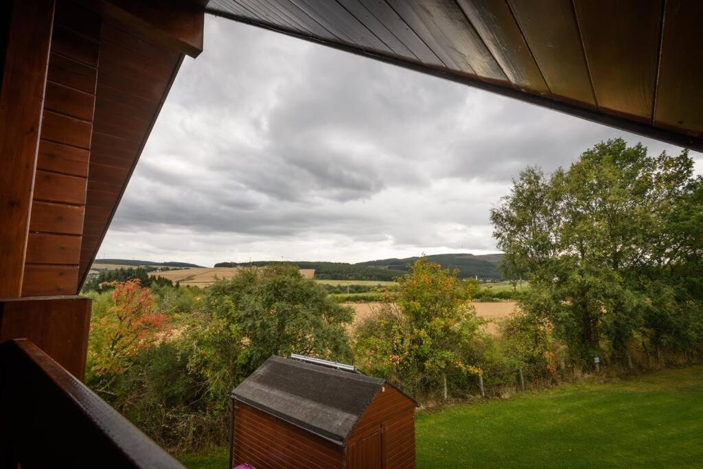 Red Squirrel Log Cabin With Hot Tub Keith Exteriér fotografie