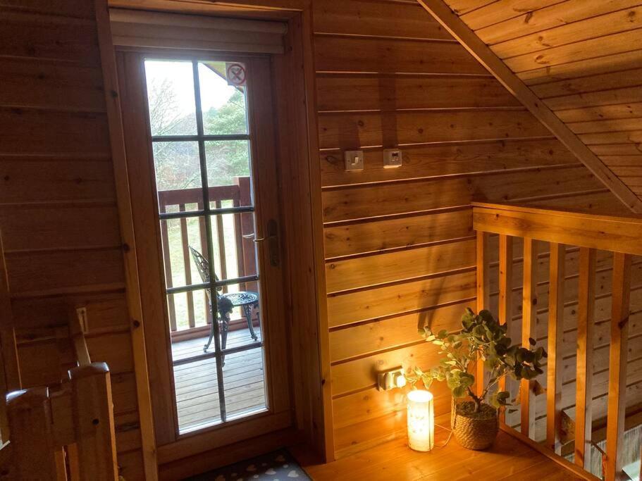 Red Squirrel Log Cabin With Hot Tub Keith Exteriér fotografie